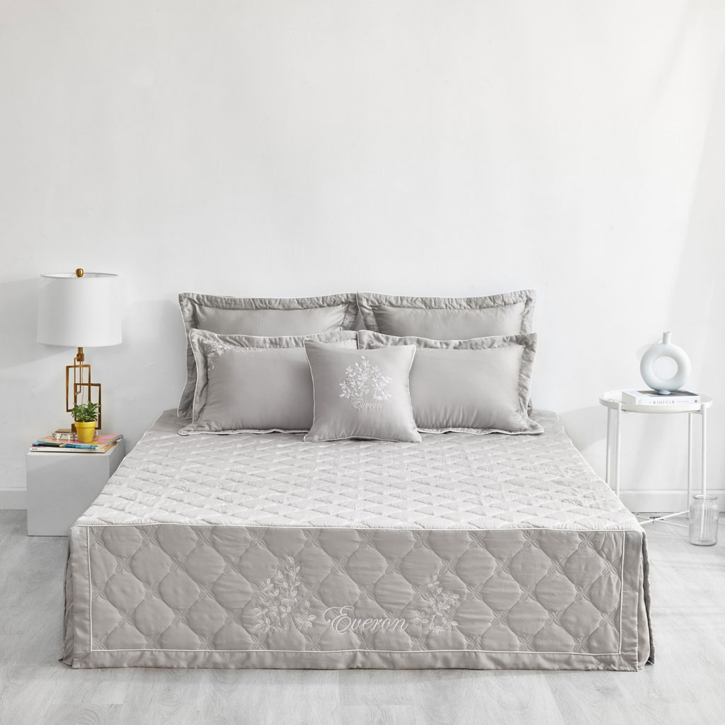 Ga phủ EST21033 có thiết kế đơn giản, tinh tế và sang trọng, gam màu trung tính phù hợp với nhiều không gian phòng ngủ