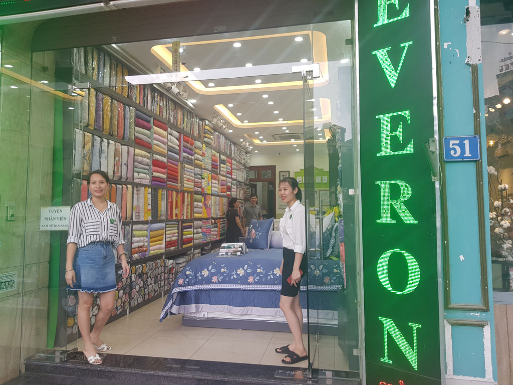 Trước thực trạng xuất hiện hàng loạt các cửa hàng chăn ga gối đệm mạo danh đại lý Everon chính hãng, khách hàng có thể kiểm tra hoặc tìm các đại lý, cửa hàng Everon chính thức Tại Đây.