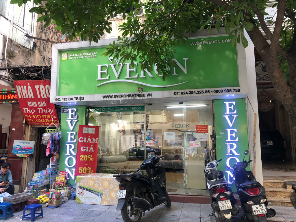 Everon 120 Bà Triệu có vị trí địa lý thuận lợi và dễ tìm, có nơi để xe thoáng mát và không gian mua sắm rộng rãi.