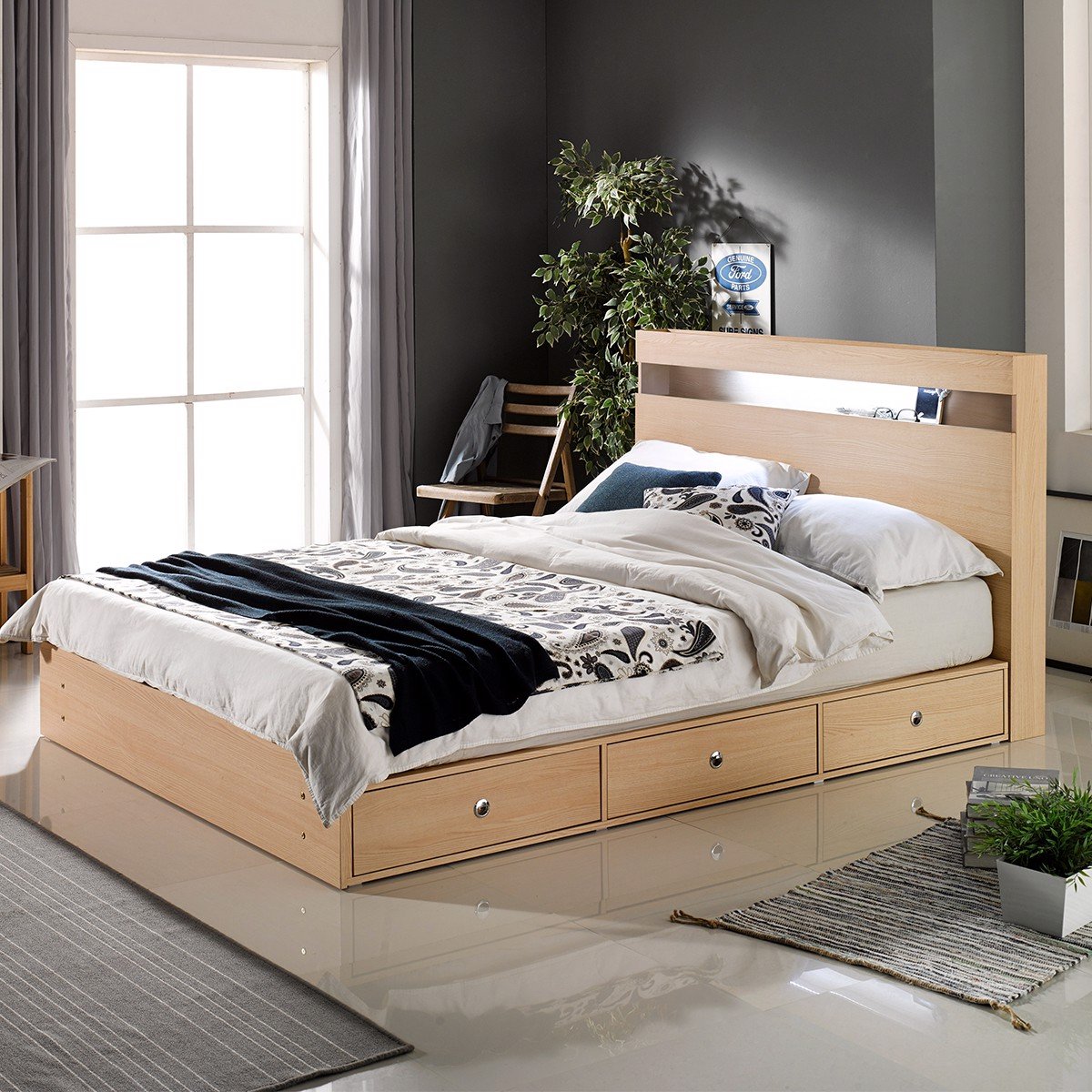 Giường đơn 120cm là lựa chọn hoàn hảo cho phòng ngủ nhỏ. Với kích thước vừa đủ, giường không chiếm quá nhiều diện tích, giúp bạn dễ dàng bố trí các đồ nội thất khác. Tựa như một bức tranh trang nhã, hình ảnh này sẽ khiến bạn muốn khám phá thêm và đắm chìm trong không gian nghỉ ngơi tuyệt vời.