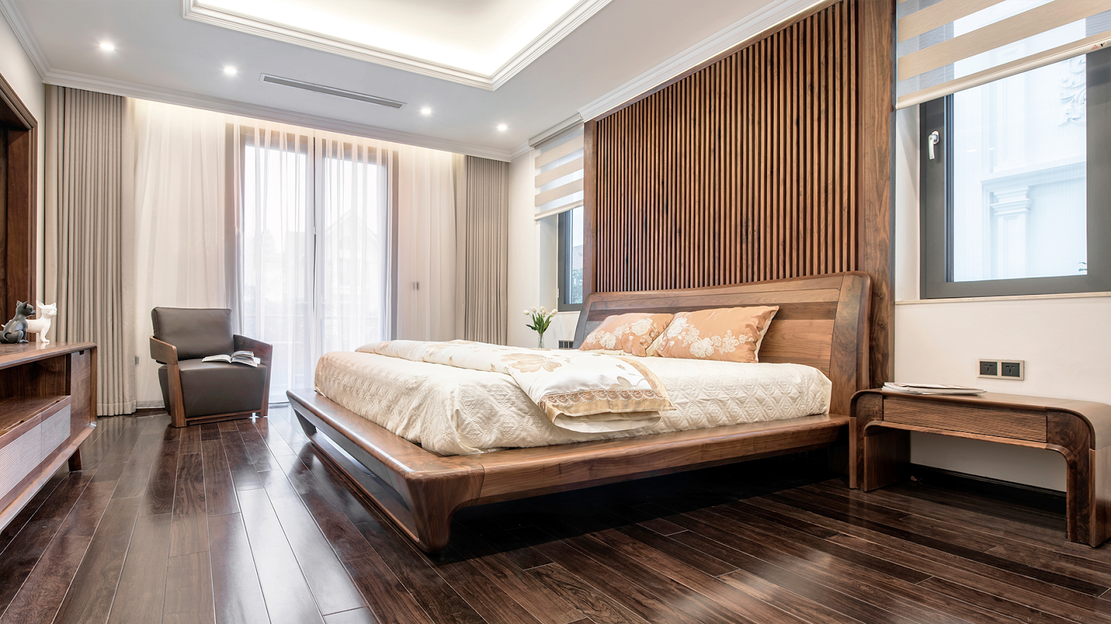 Bạn đang tìm kiếm một phòng ngủ rộng 40m2 hiện đại và tiện nghi nhất? Chúng tôi làm được điều đó. Với sự kết hợp giữa thiết kế hiện đại và sự thông thoáng của không gian, phòng ngủ của bạn sẽ trở nên rộng rãi và hữu ích hơn. Hãy để chúng tôi giúp bạn tạo ra một không gian phòng ngủ hoàn hảo.