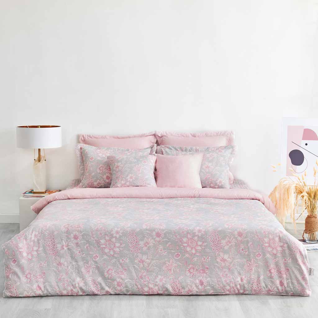 Bộ chăn bốn mùa có gam màu hồng pastel chủ đạo phối cùng màu xám nhạt mang lại tổng thể nhẹ nhàng, tinh tế cho căn phòng.