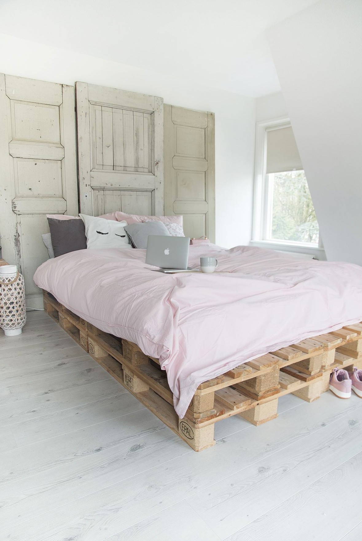 Hướng dẫn cách tự làm giường ngủ pallet đơn giản tại nhà